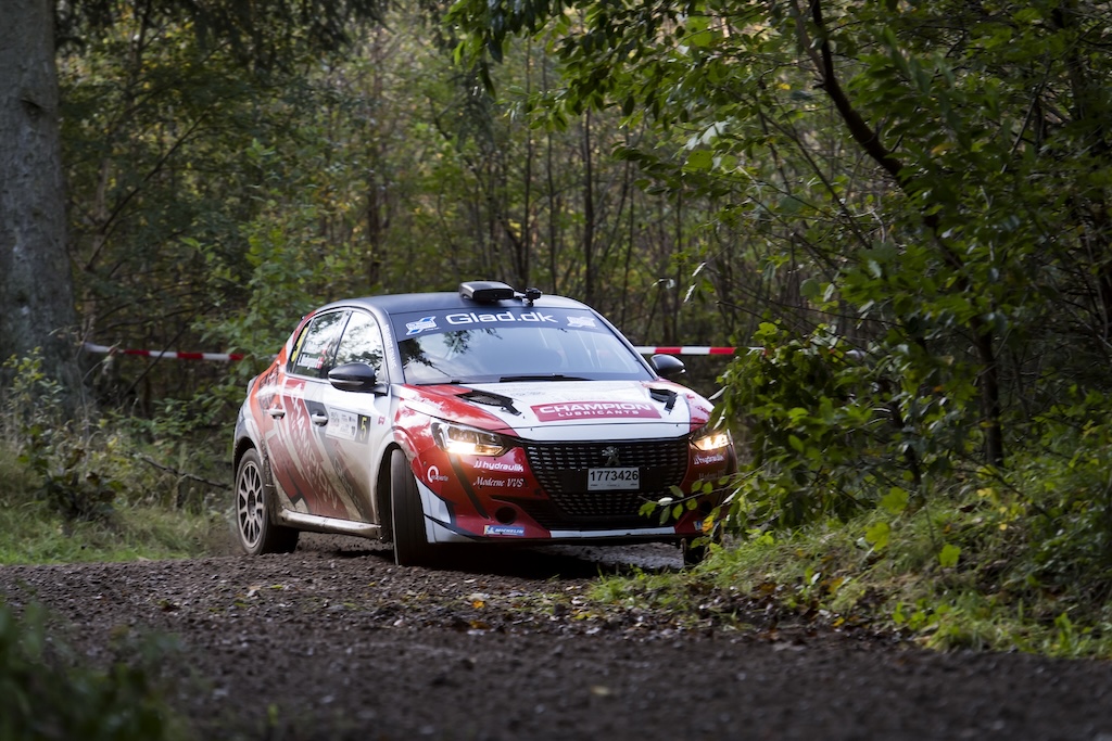 Trods det løse underlag kørte Jacob Madsen og Line Nedergaard sig til sejr i Rally4-klassen og en generel femteplads.
(Foto: Jokum Tord Larsen)